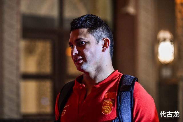 【国足】球迷实拍，国足VS申花视频曝光，中场争抢暴力铲球很粗野