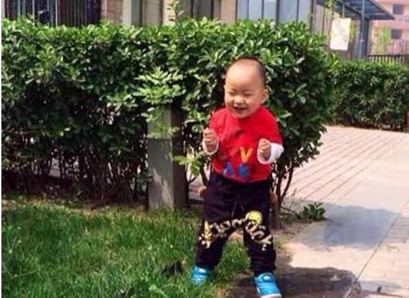 于震晒出自己的豪宅，家里足够一家七口居住，门口还有超大院子