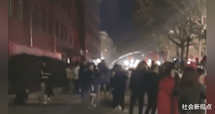 宿舍|高校女生宿舍突然失火,女生冷夜光腿外跑,男生拄着拐棍围观凑热闹