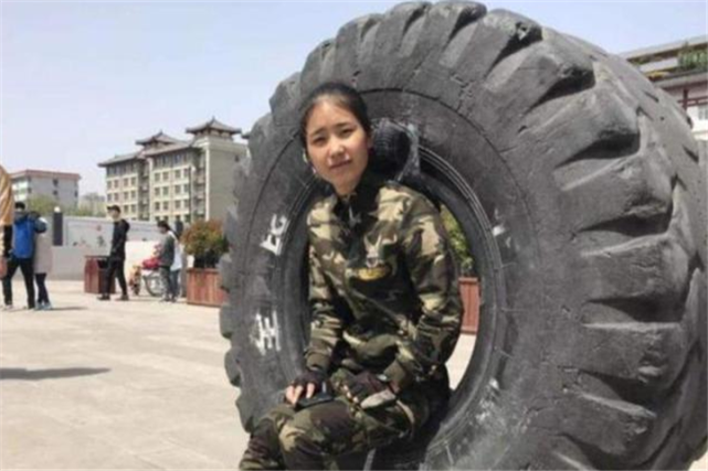 川藏公路▲为啥有人在川藏线上滚轮胎？当地藏民：轮胎滚一滚100万到手，换我也滚