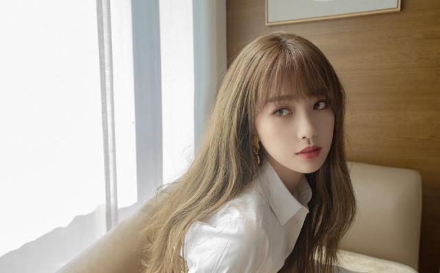 虞书欣|虞书欣要转型了?齐刘海撞脸lisa,看到“钢笔腿”懵了,复制来的?