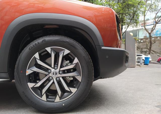 哈弗|实拍哈弗大狗：承载式车身，通过性却很高，内饰科幻