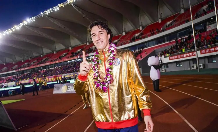 青岛市▲克莱奥独木难支,青岛黄海进球还得靠39岁老将,中卫组合浮出水面