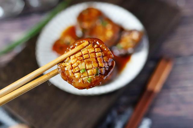 「香菇」夏天少吃猪肉多吃它，蛋白质含量高，简单一焖鲜香多汁，比肉有味