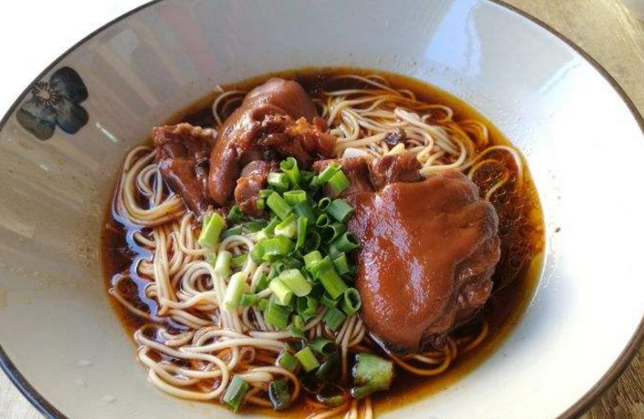 舒淇■网友打卡舒淇面馆，58元点一碗“猪脚面”，端上来后：不想吃了！