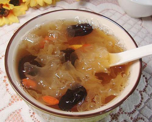 高血脂|过了40岁女人衰老加速，不如多吃三种食物，堪称衰老“减速带”