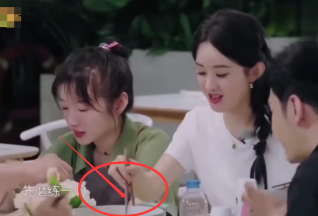 赵丽颖|赵丽颖筷子不停翻菜引热议，谁注意她吃的哪道菜？打脸全网