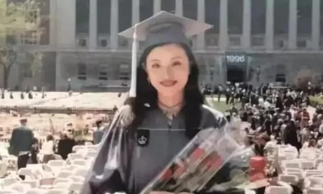 杨澜@杨澜24岁儿子罕见曝光，面庞清秀文质彬彬，低调到至今不知其名字