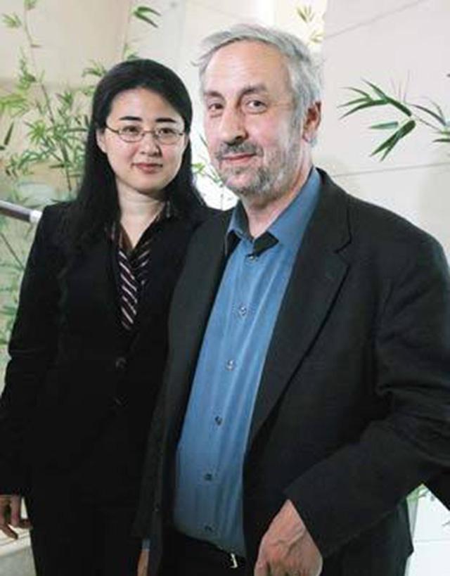 『哈佛大学』13岁被北大破格录取，16岁文章入选教科书，结果一出国就嫁50多岁美国人