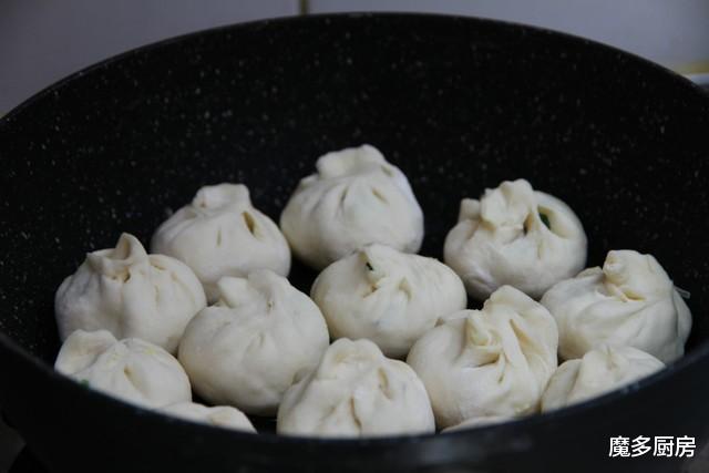 「水煎包」生包子用水煮，表面软嫩底部焦脆，做法简单，详细食谱分享