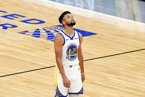 斯蒂芬·库里|场均轰32分！32岁库里又变强了？一项数据证明，他只是有“哨”了