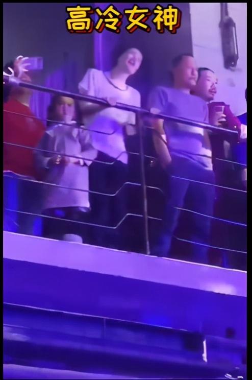 王菲|王菲参加音乐节，搂抱男子并贴脸，男子发博表示“她身上可香了”