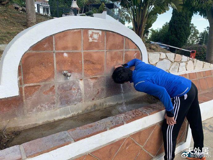 「郝海东」10亿身家的国足传奇生活是怎么样的？果子摘了吃，流水直接喝！