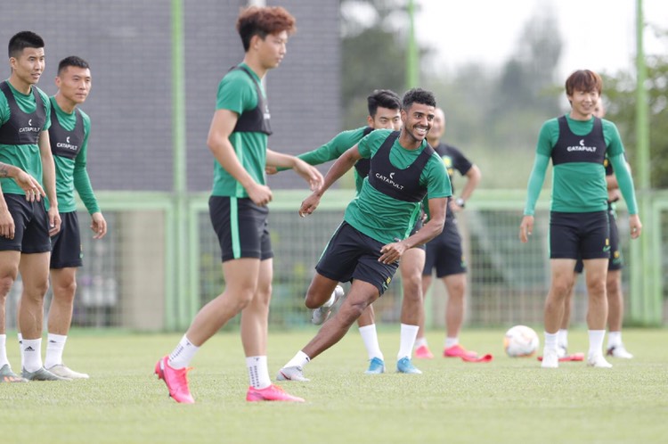 『北京国安』北京电视台直播国安VS鲁能,阿兰获得队友称赞,山东三外援出击