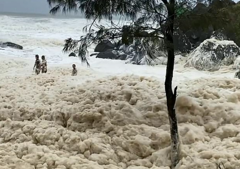 澳大利亞海灘現大量泡沫 當地居民暴雨中裸跑-圖3