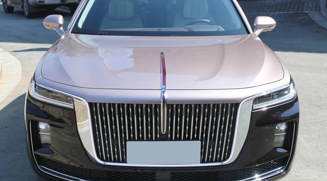 『红旗h9』红旗H9现身街头，霸气外形遭多人围观，路人纷纷竖起大拇指！