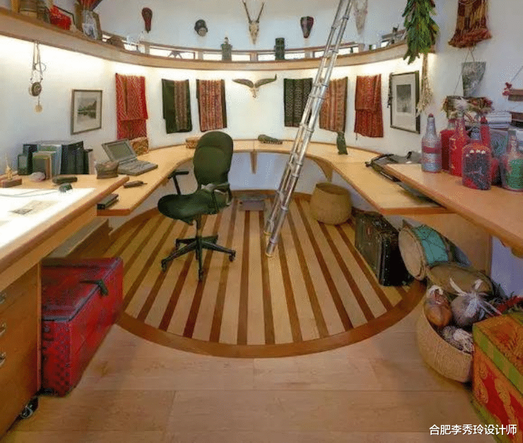 家里面积不够做书房，外国朋友直接在天花板上做图书馆！高颜值太羡慕