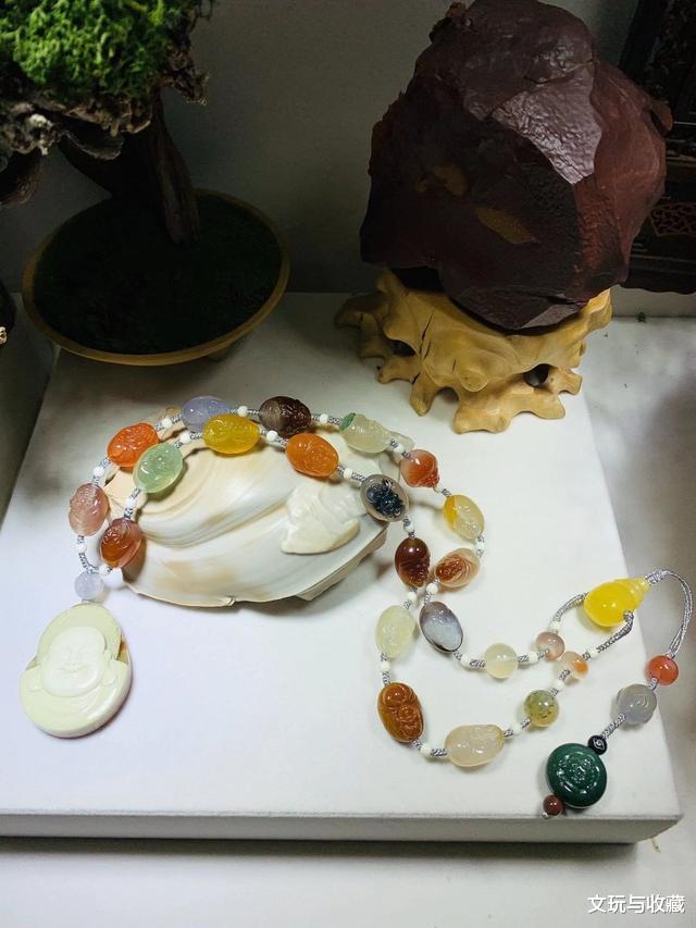 雕刻|手工雕刻两件十八罗汉，都是沙漠彩玉为基础料，比比哪个更美