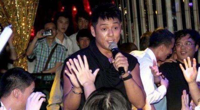 【洪欣】走红后抛弃怀孕妻子，56岁时沦落酒吧卖唱，妻子再嫁被宠成孩子