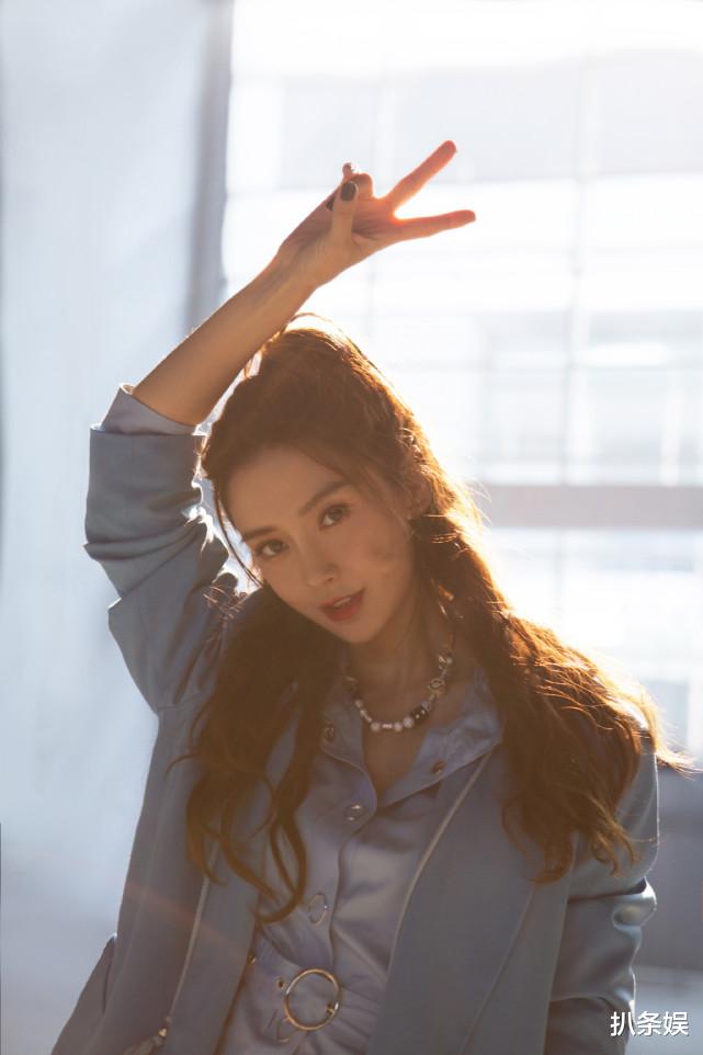 生图|baby穿红色古风斗篷录跑男，真实颜值被低估，生图让女生都心动