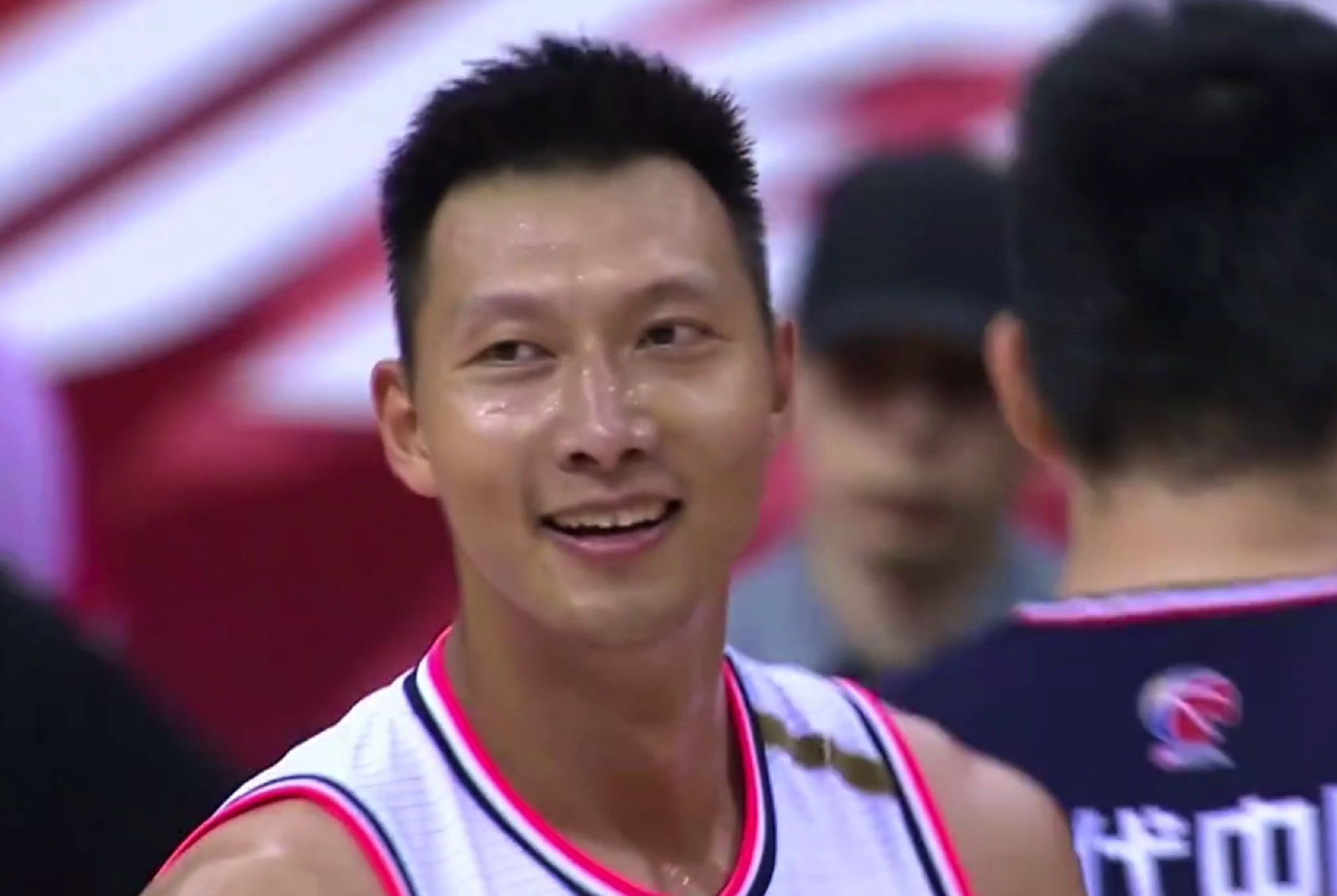 杜锋|易建联单打失败，杜锋有点不满，朱芳雨当没看到在玩手机！