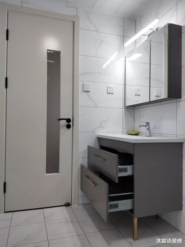 『』她家很简单，灰色瓷砖+大白墙不做吊顶，搭配好软装饰更锦上添花