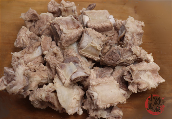 排骨|排骨焯水后为啥又柴又腥？看完大厨操作才明白，原来一直用错水