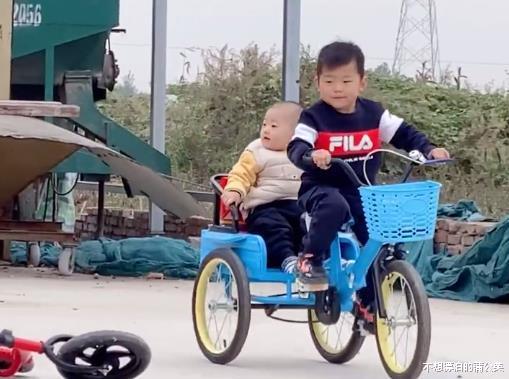 謝孟偉回老傢，3歲兒子騎三輪車顯淘氣，嬌妻打扮樸素“入鄉隨俗”-圖3