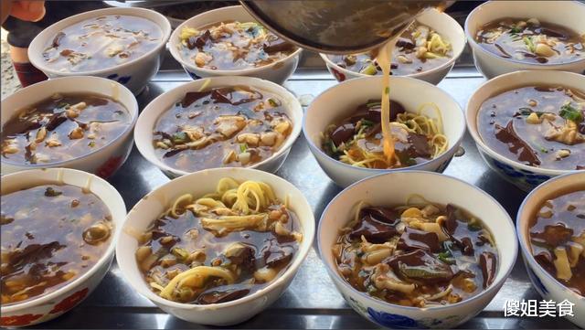 [面条]这才是面条最好吃的做法！不加一块肉，10分钟出锅，比炸酱面还香