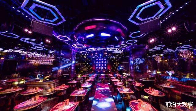 前沿大观察|男子因聚会去酒吧，上完厕所被大妈强行服务，十分钟200元