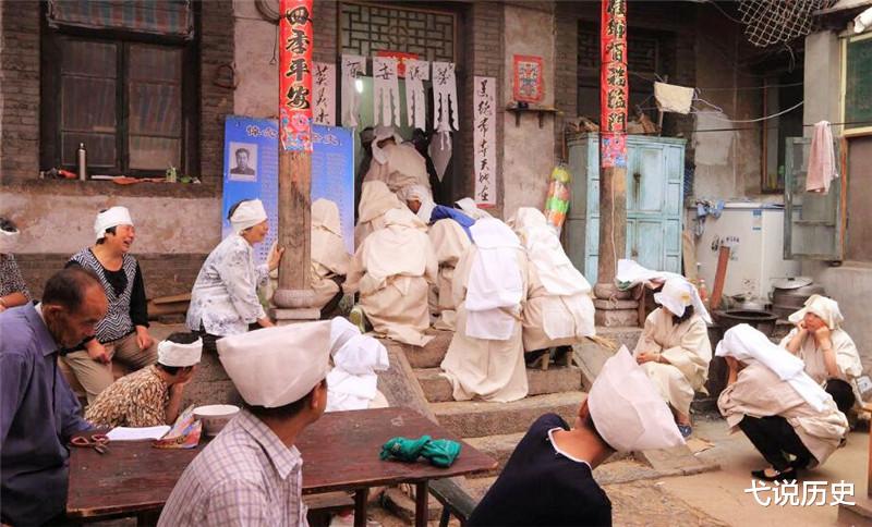 弋说历史|北大教授：没了传统丧礼，如今的殡葬制度是把过世的人当垃圾处理