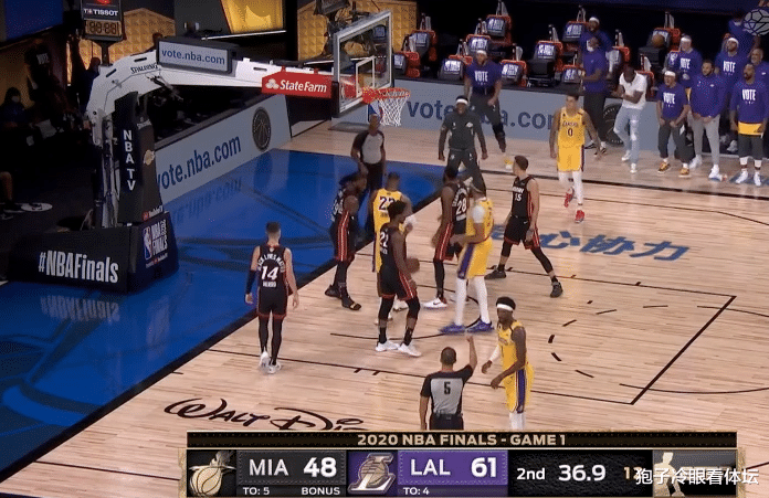 克劳德|61秒内两度对詹姆斯下黑手 热火恶汉名不虚传 裁判一概无视