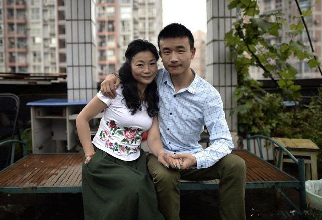 『骑行』25岁小伙和46岁大妈结婚，不顾家人劝阻，婚后生活恩爱和谐