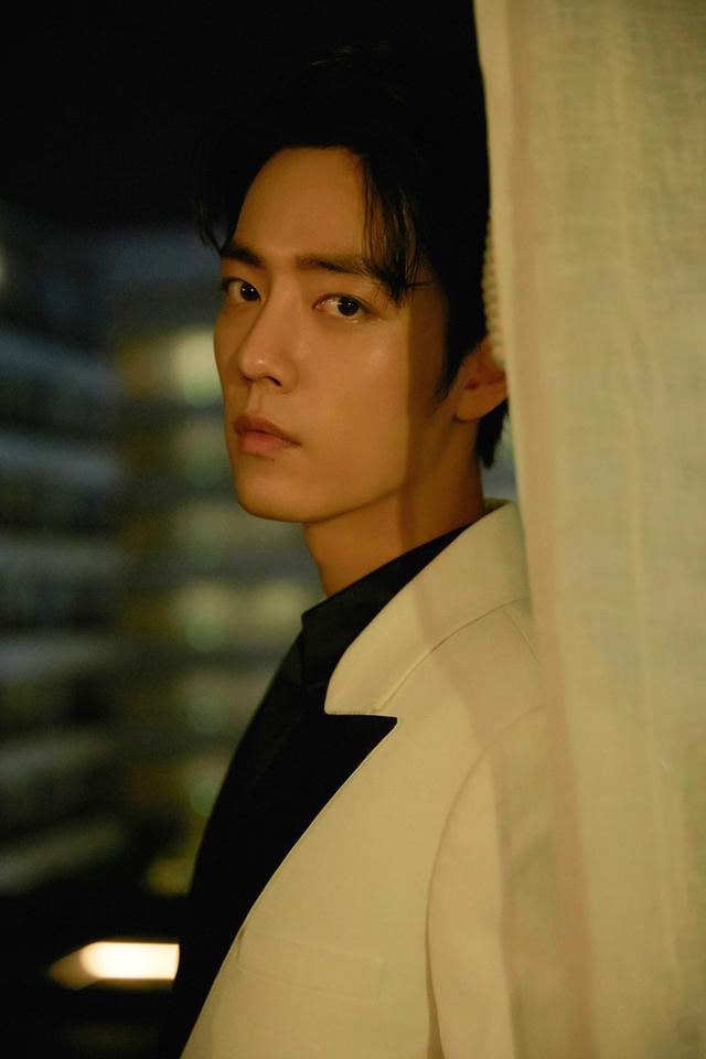 肖战▲肖战捐赠上热搜：比跟风更重要的是学会独立思考