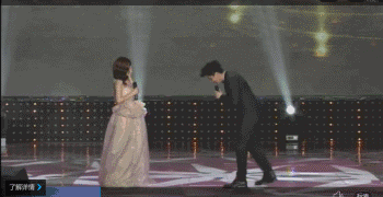 「贾乃亮」求婚现场，贾乃亮哭成泪人：“我依然相信爱情”