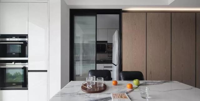 ：她家141㎡，坚持沙发两侧打柜子，餐厅设卡座，完工实用极了！晒晒