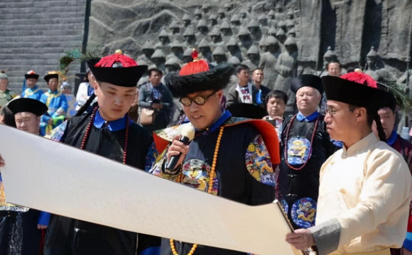 乾隆|大清覆灭已108年,乾隆7世孙至今仍穿龙袍祭祖,还活在梦里?