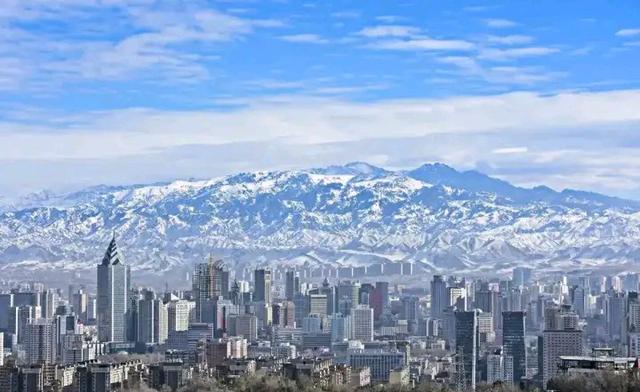 洛杉矶■乌鲁木齐是离雪山最近的城市了吧，神似洛杉矶，但比之更加科幻