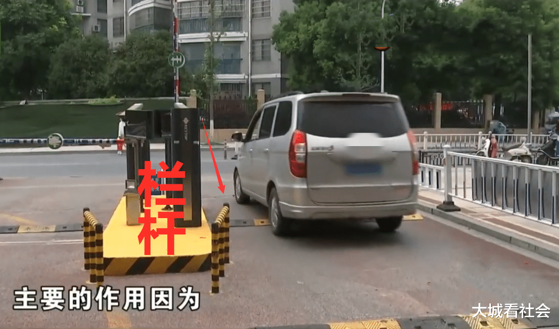 |停车场出口3.5米宽，女子开车侧身碰到栏杆，怪栏杆设计不合理