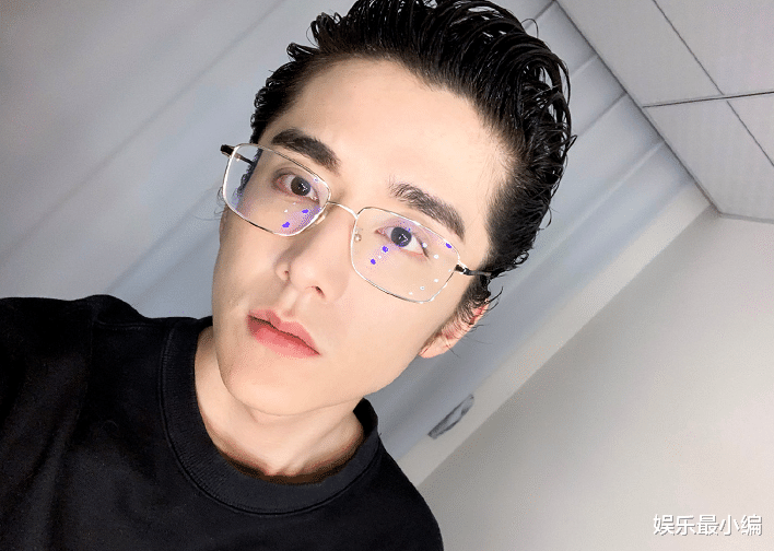 「张新成」张新成晒新发型自拍，侧颜帅出新高度，却意外显露了真实发量