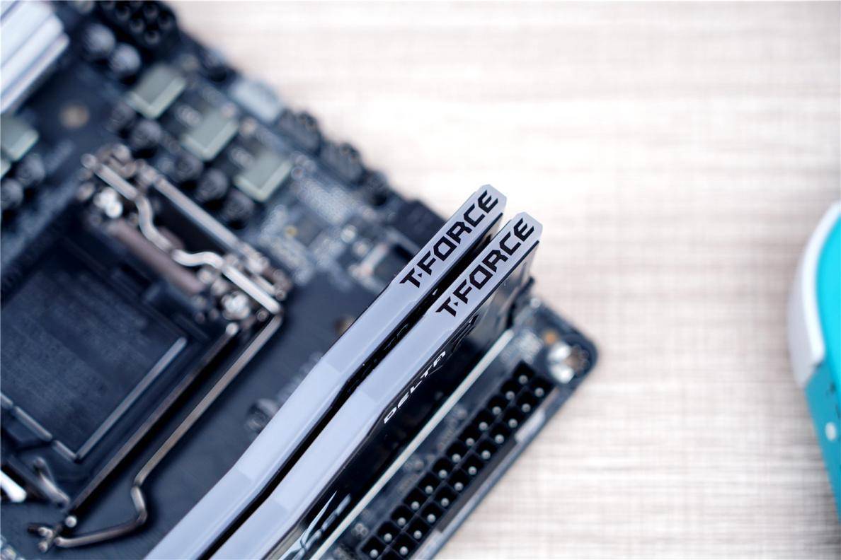 主板|高颜值，高频率，十铨DELTA RGB分享，原来内存价格一直在走低！