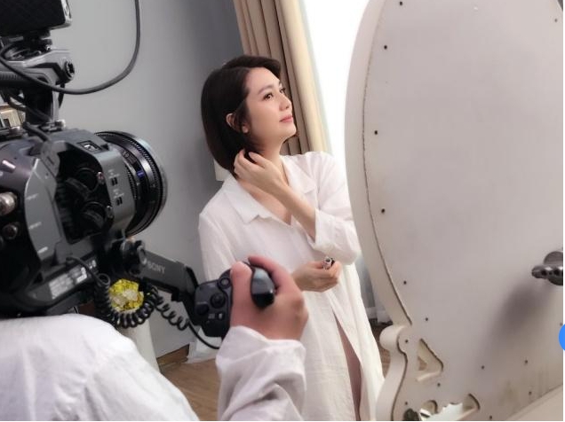 发型|洪欣风波后终于高调现身,剪款短发显小20岁都不止,美回18岁