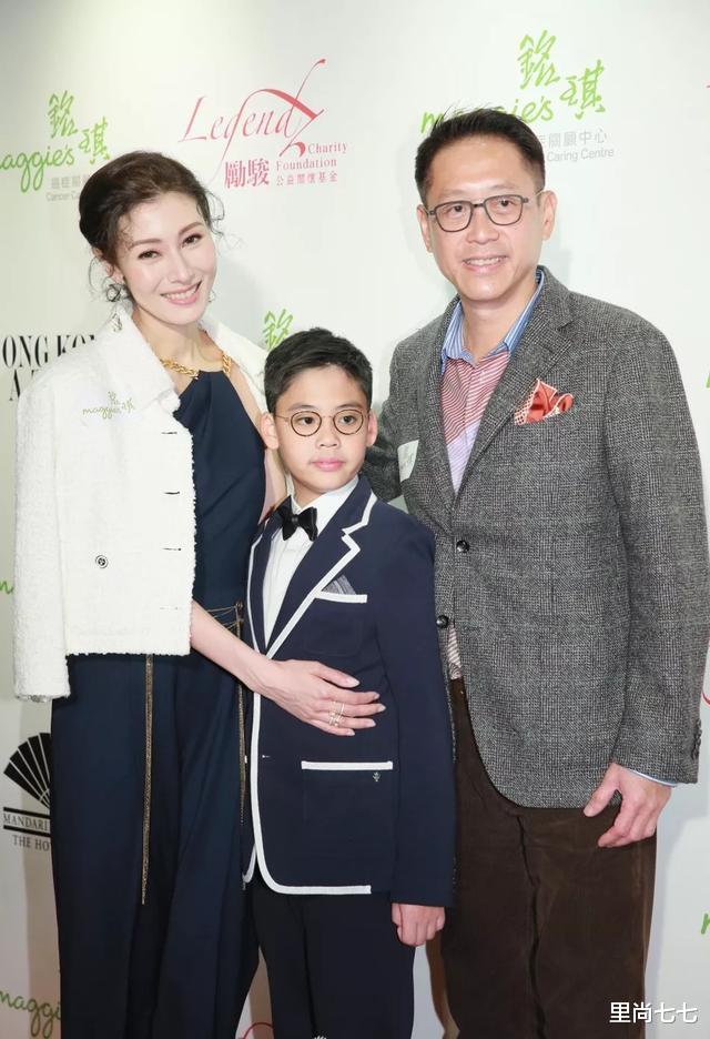 #李嘉欣#李嘉欣亲姐太“丑”，姐妹俩走机场颜值差别大，穿得却比妹妹时髦