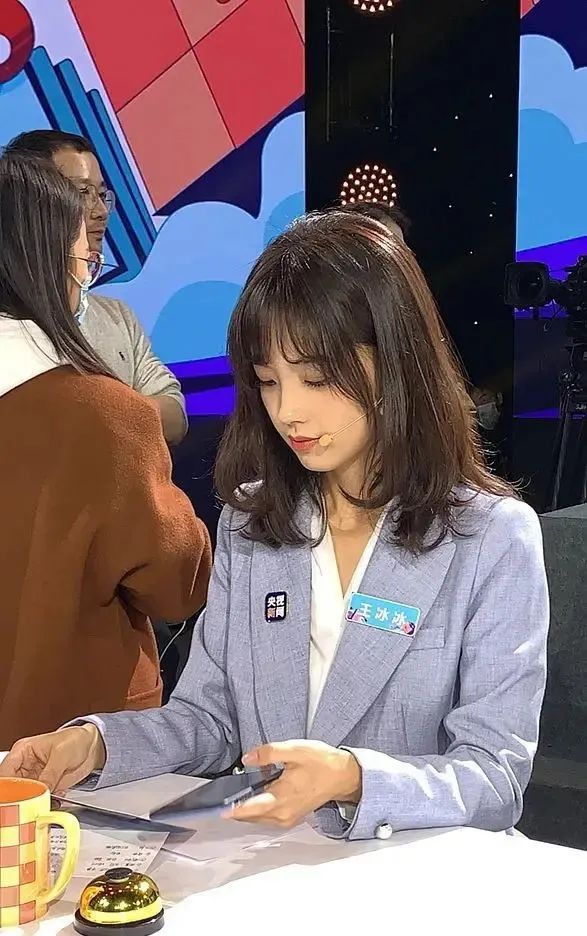 央视|被霸道总裁牵手,她最近人红是非多啊