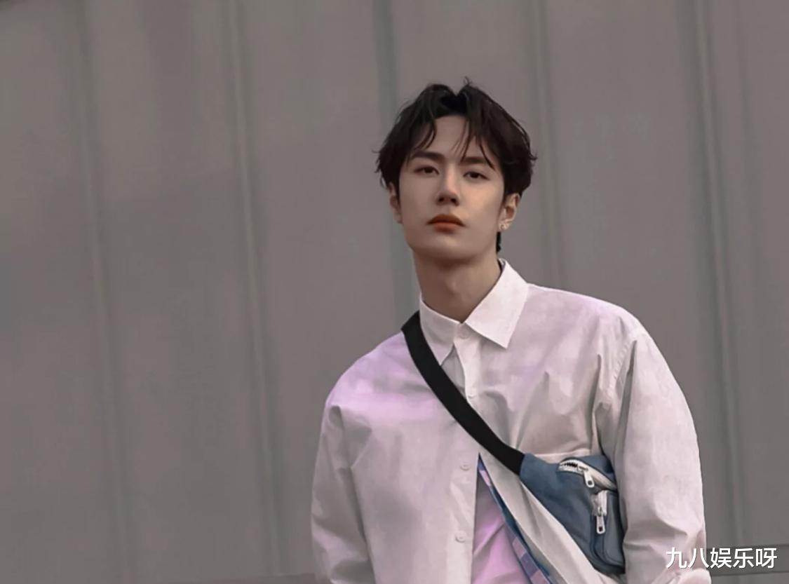 [王一博]王一博：镜头前光鲜亮丽，镜头后手背、膝盖、眼睛都是红的