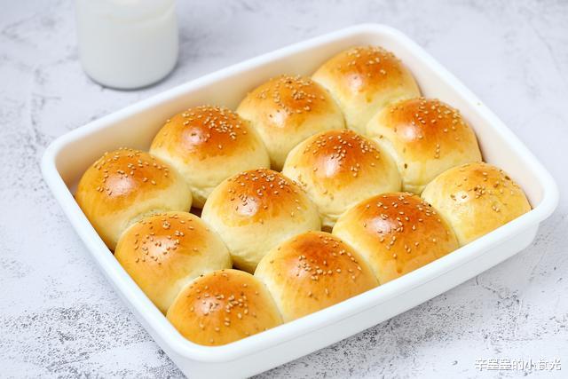 「面包」终于陪孩子结束一周的网课，烤盘豆沙面包当早餐，软噗噗香甜美味