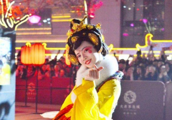 「」西安“不倒翁”皮卡晨，女扮男装演出上热搜，网友赞其儒雅