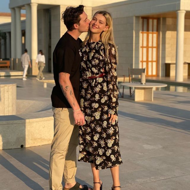 权珉娥|贝克汉姆全家希腊度假,大海中拥吻女儿,9岁小七花式粘老爸