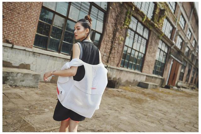 #复古#钟楚曦演绎复古港风，红发带配红色印花连衣裙，明媚优雅很有魅力