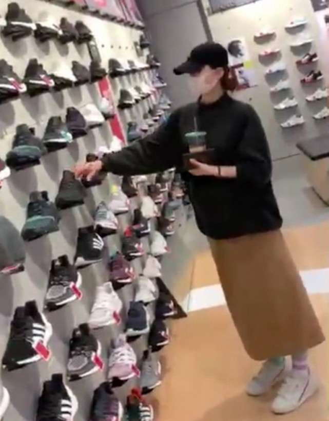 刘诗诗|偶遇吴奇隆刘诗诗带儿子“步步”逛街，一家三口罕见合体画面幸福